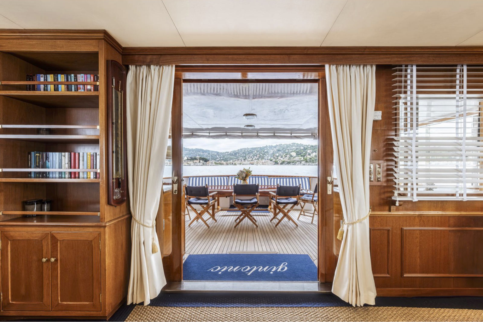 Zerbino ricamato con la scritta Gintonic